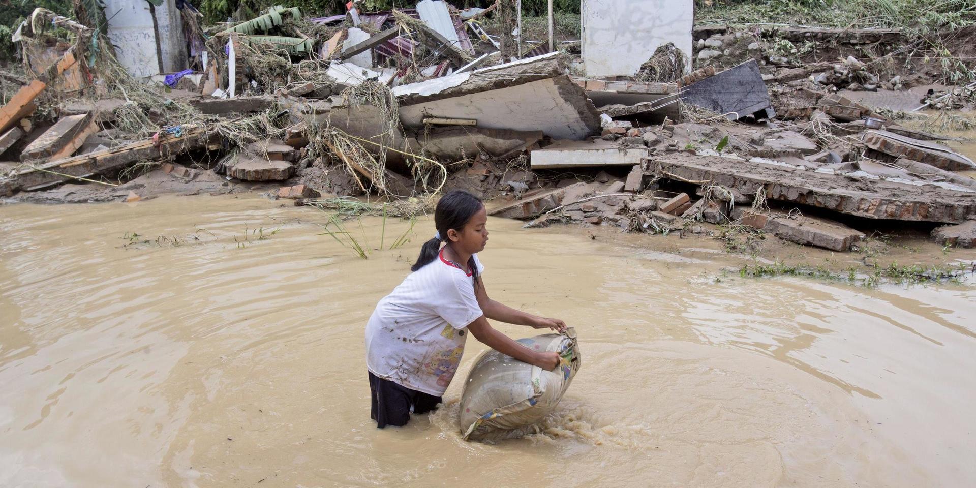Bild från ett översvämmat samhälle i norra Sumatra, Indonesien, efter kraftiga regn i slutet av förra året. Arkivbild.