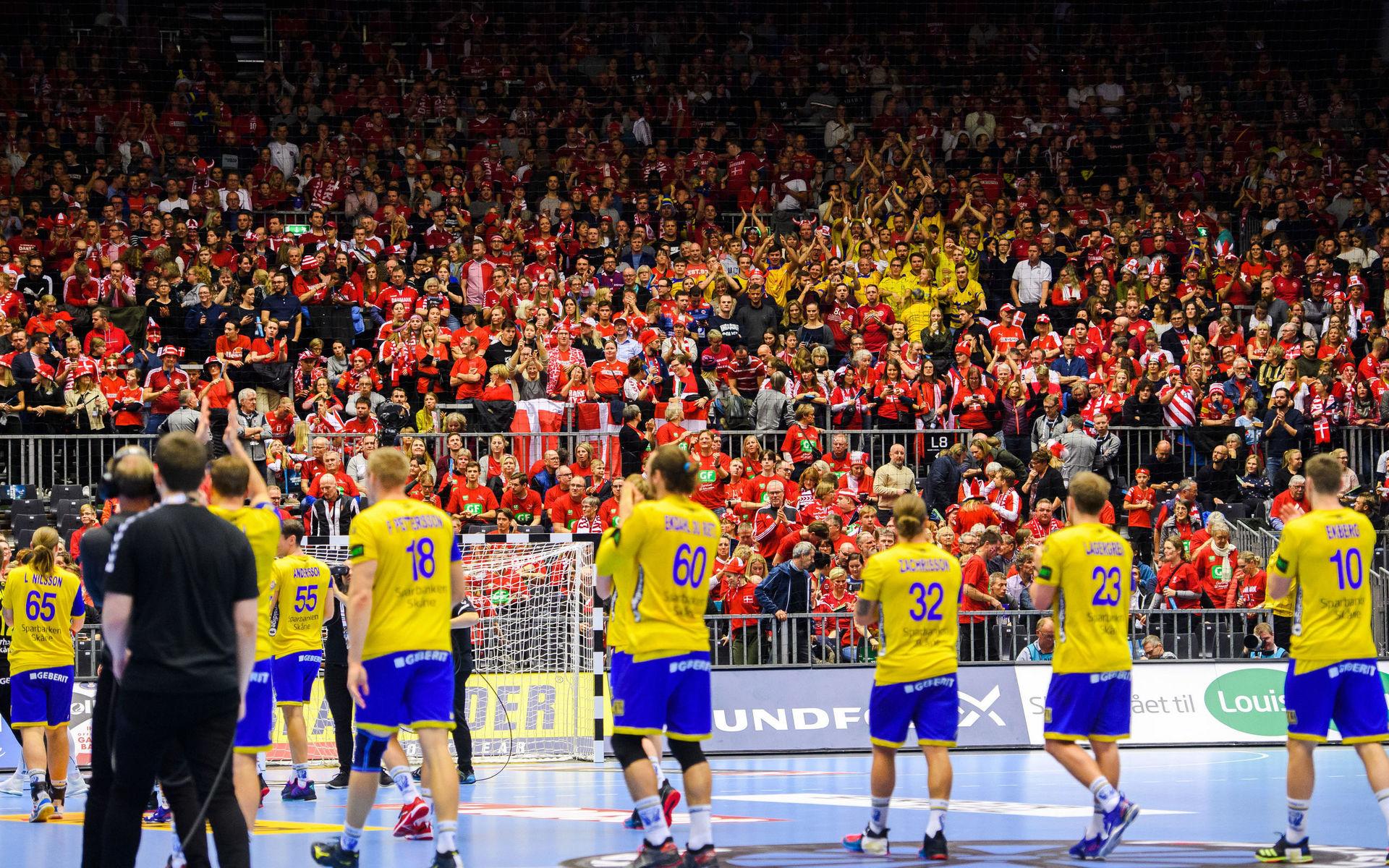 190119 Players of Sweden thanks supporters after the IHF World Handall Championship match between Tunisia and Sweden on January 19, 2019 in Herning.Photo: Petter Arvidson / BILDBYRN / kod PA / 92204
