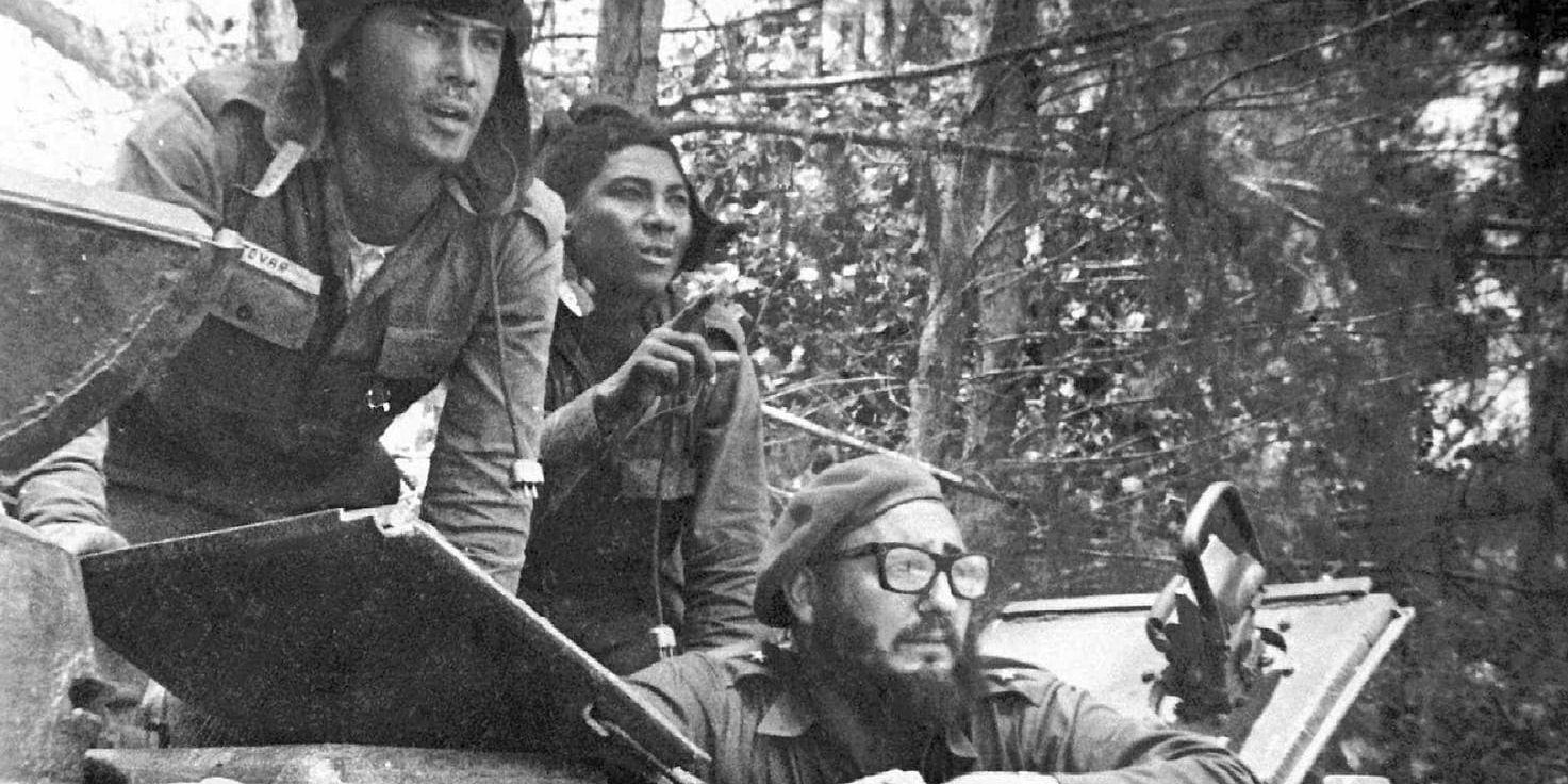 Fidel Castro, längst ner till höger, i en pansarvagn i närheten av Playa Giron under den misslyckade Grisbuktsinvasionen den 17 april 1961.
