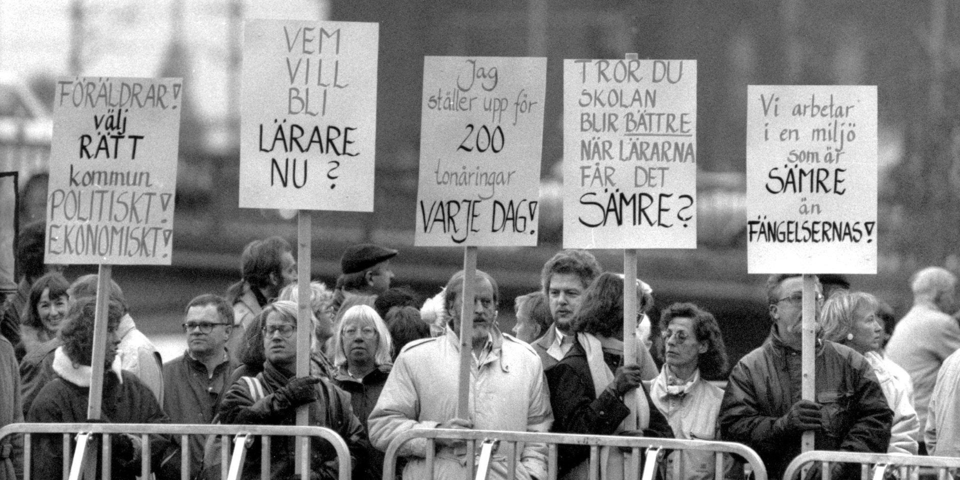 ©SCANPIX SWEDEN, 1989-11-20.
Lärare demonstrerar utanför Rosenbad i Stockholm.
Står med plakat bakom kravallstaket. Slagord för bättre miljö och lön i skolorna. Demonstranter.
Foto: Björn Larsson Ask/SCANPIX
Code: 30092