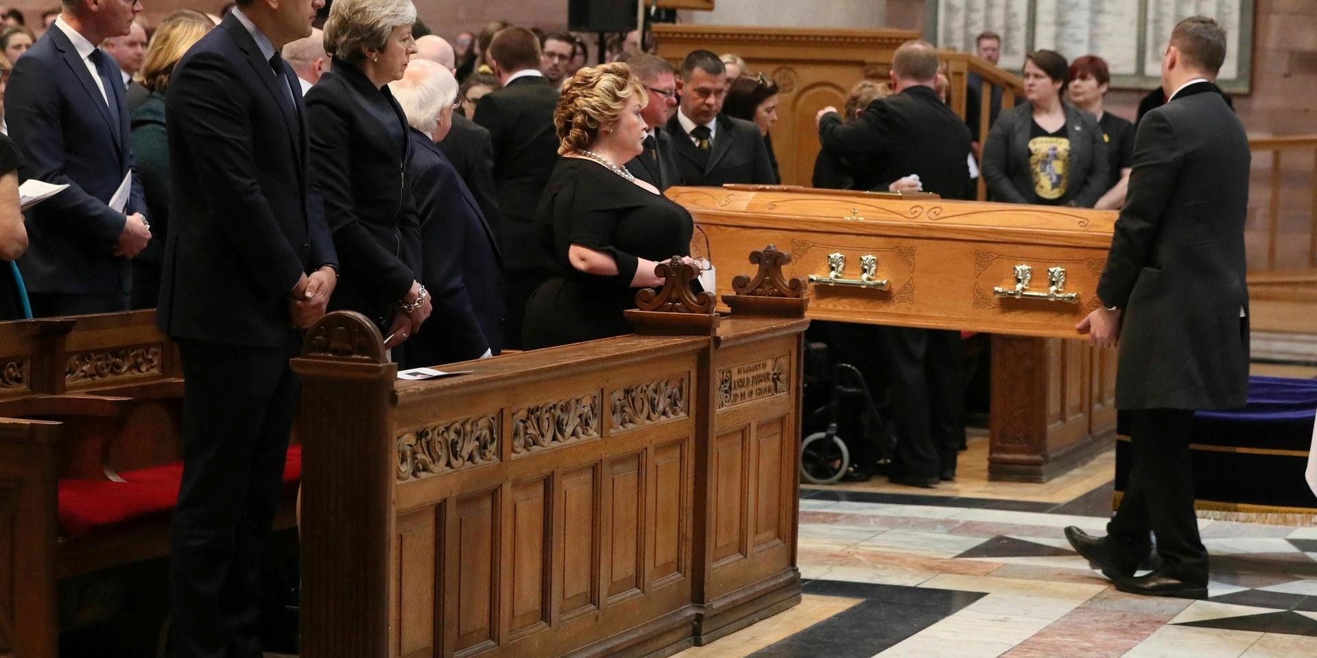 Irlands dåvarande premiärminister Leo Varadkar och Storbritanniens dåvarande premiärminister Theresa May vid begravningen av den mördade journalisten Lyra McKee i Belfast 2019.