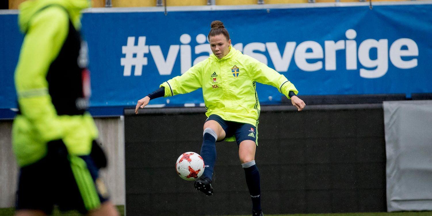 Jessica Samuelsson under söndagens träning i Borås inför fotbollslandslagets VM-kvalmatch mot Ungern på tisdag.