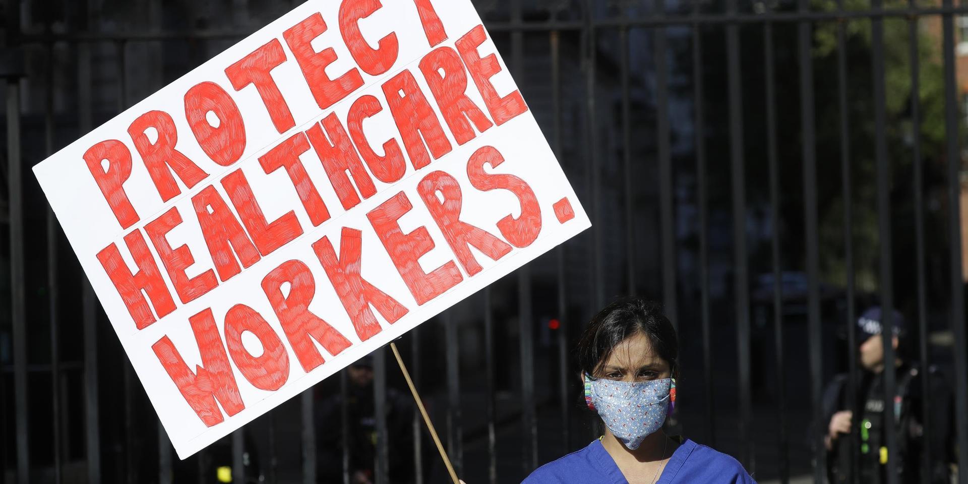En läkare i den brittiska huvudstaden London demonstrerar för bättre skyddsutrustning för vårdpersonal som arbetar med coronapandemin. 