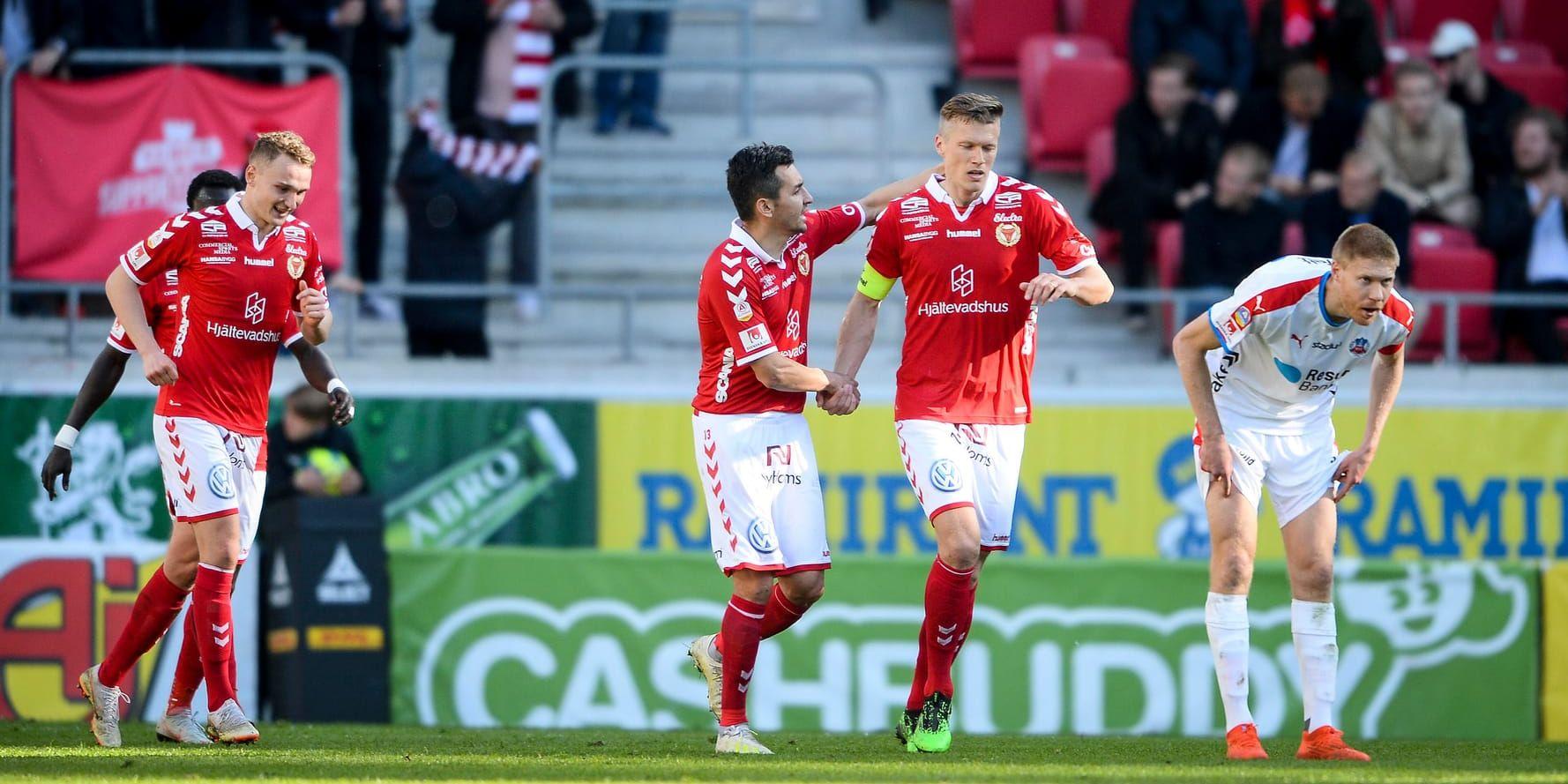 Kalmars Viktor Elm, till höger, jublar efter sitt 1-0-mål mot Helsingborgs IF på Guldfågeln arena.