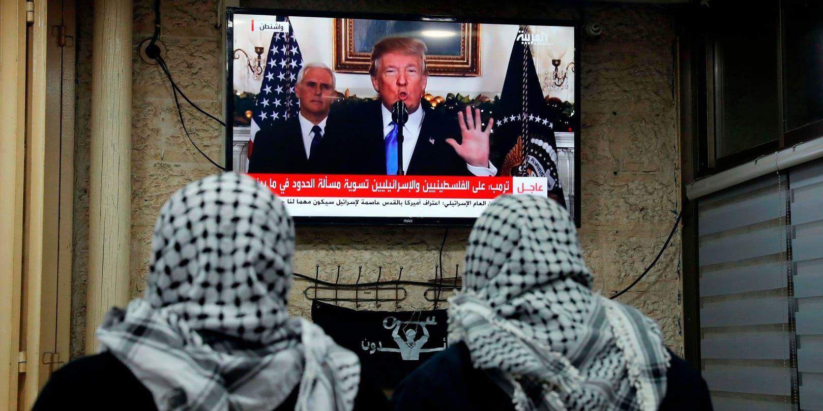 Palestinier följer Donald Trumps tal från ett kafé i Jerusalem.