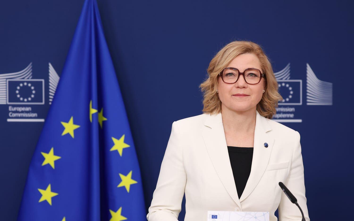 EU-kommissionären Henna Virkkunen på en pressträff i Bryssel i april. Arkivbild.