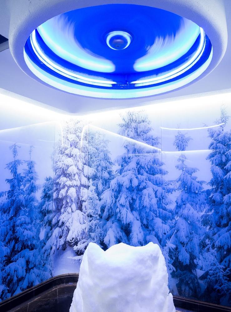 Husets mest spektakulära rum är nog snörummet i källaren där det snöar från taket. Snön är kramvänlig så ett snöbollskrig där inne är möjligt.