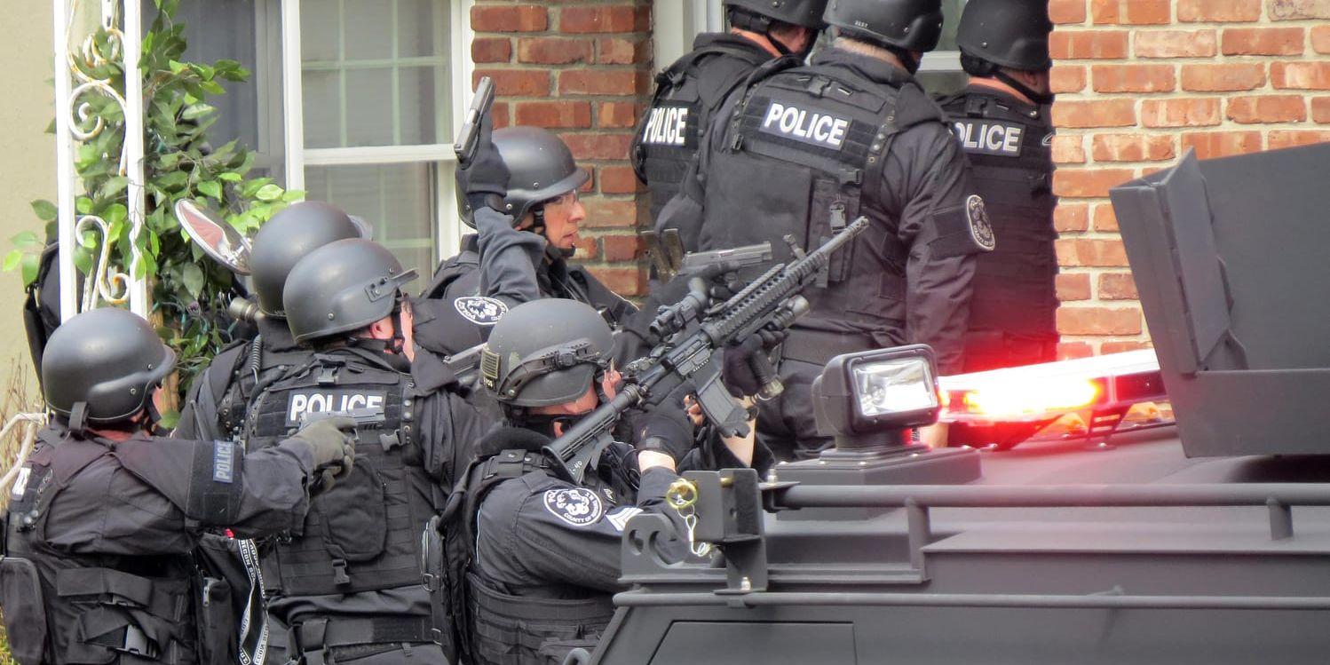 Polisens insatsstyrka rycker ut efter ett falskt larmsamtal i Long Beach, USA, 2014.
