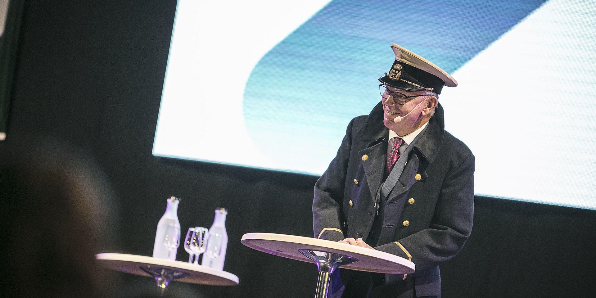 Tågklarerare. Thordénstiftelsens ordförande Lars Bäckström iklädd sin pappas gamla uniform som tågklarerare.