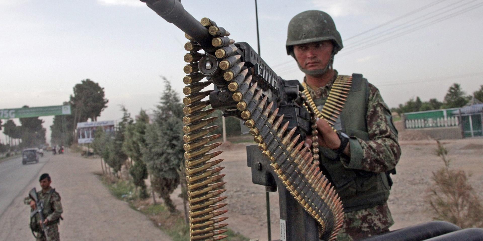En afghansk regeringssoldat på bevakningsuppdrag i Herat. Arkivbild.
