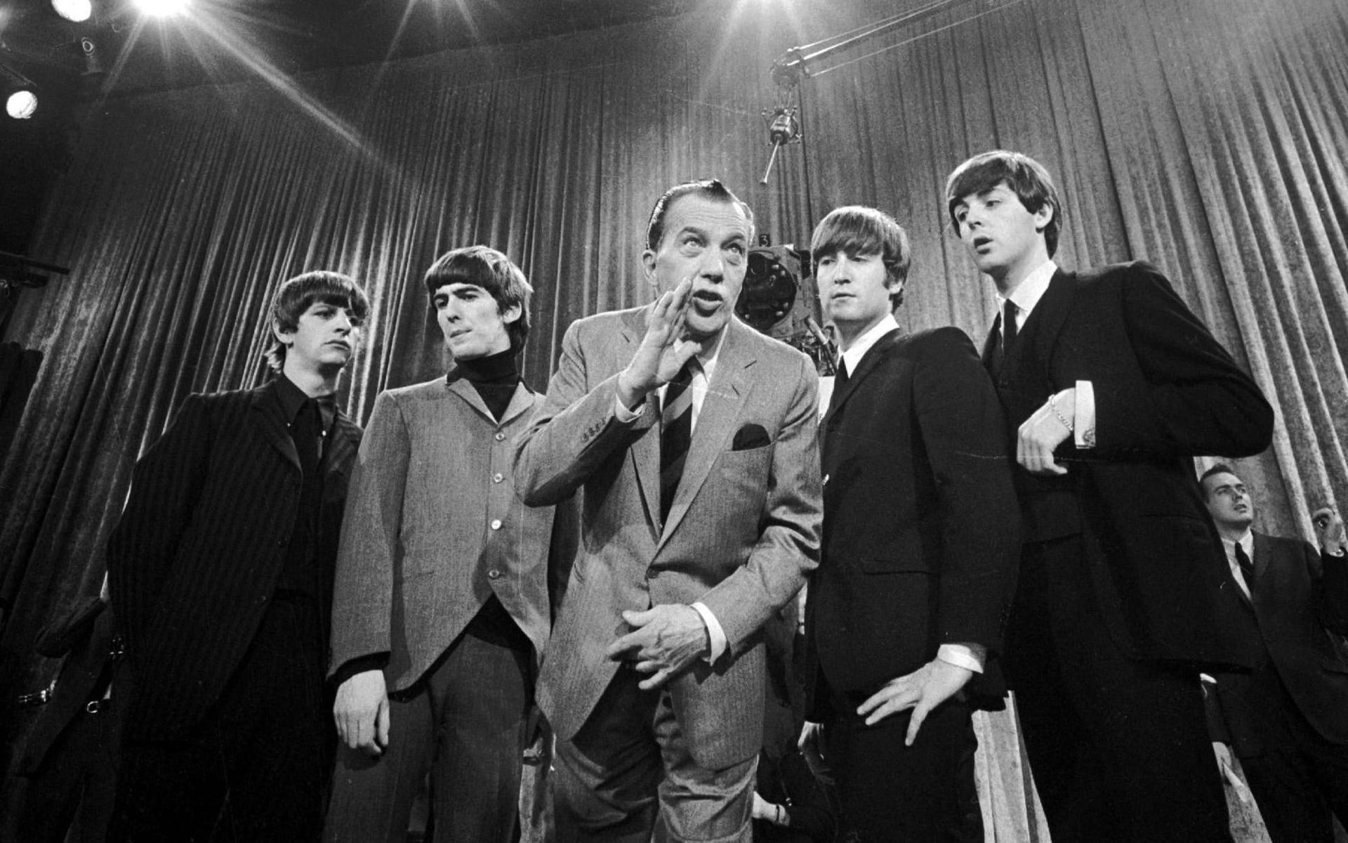 När The Beatles turnerade i USA vägrade de spela för segregerad publik. Här syns de tillsammans med tv-legendaren Ed Sullivan inför sitt första framträdande i amerikansk tv.