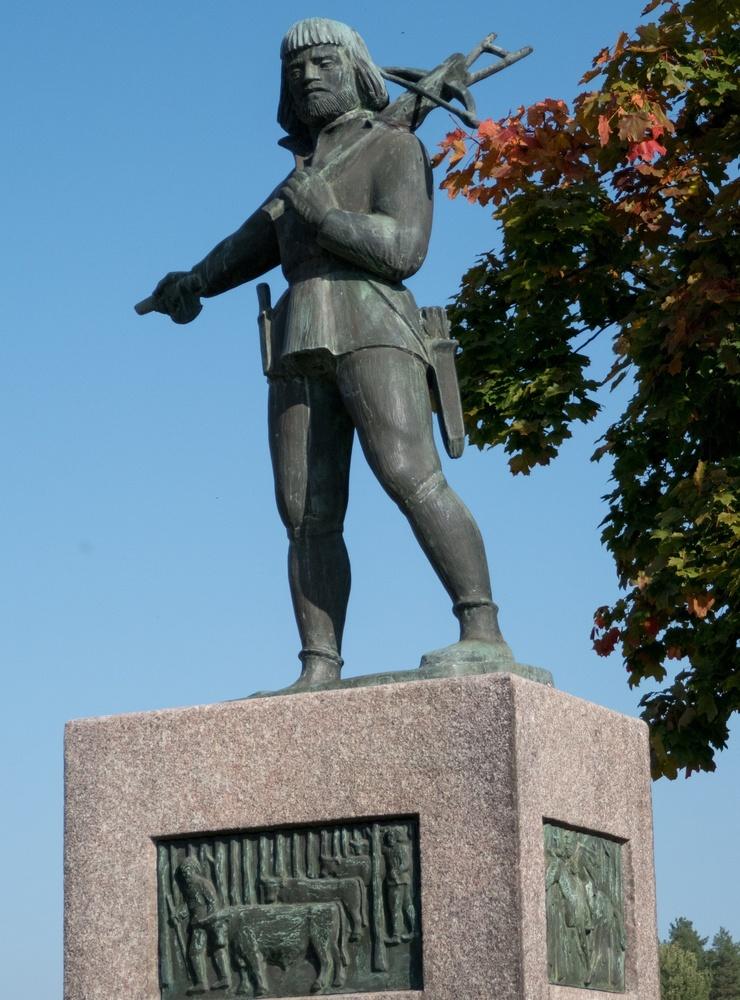 Nils Dacke frihetskämpen. Staty från 1956 av Arvid Källström på Gamla Torget i Virserum.