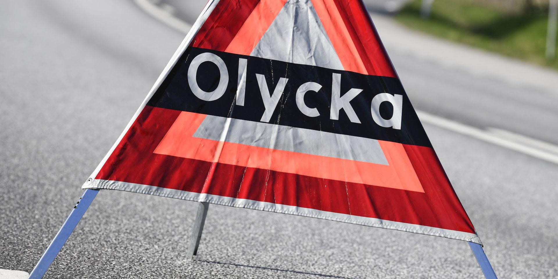LANDSKRONA 2017-04-28 
Polisen har satt ut en varningstriangel med texten olycka i samband med en krock på en 80-väg söder om Landskrona. 
Foto: Johan Nilsson / TT / Kod 50090 