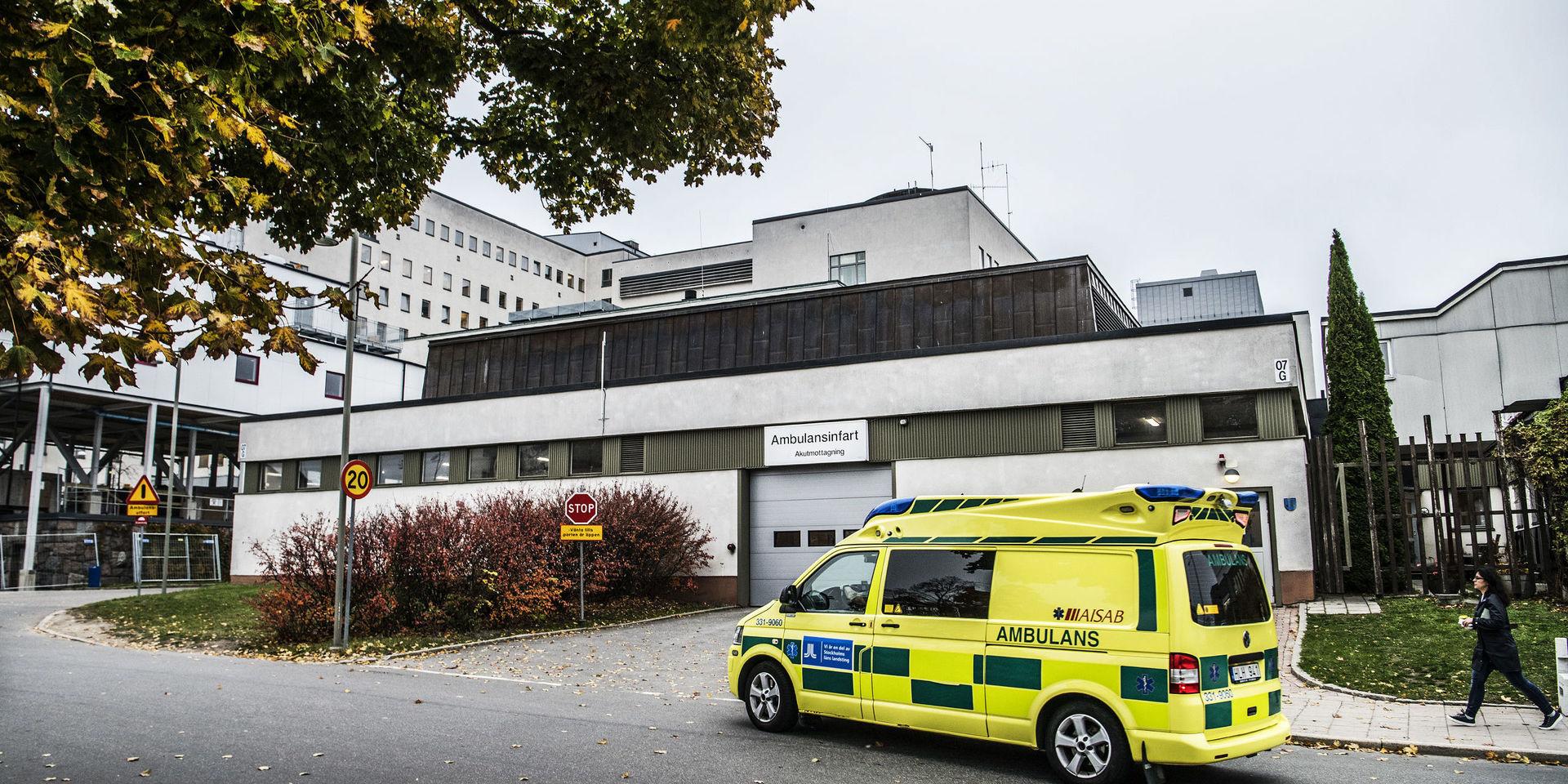 En ambulans vid Södersjukhuset i Stockholm, varifrån det kommit flera vittnesmål och larmrapporter de senaste veckorna.