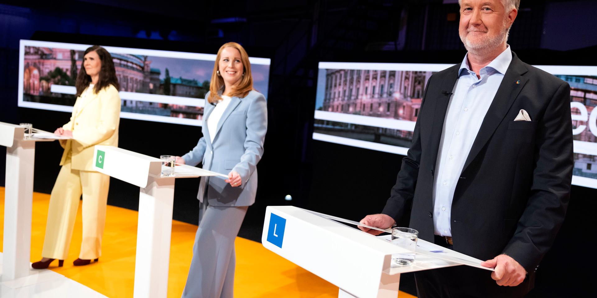 Bildar olika block. Märta Stenevi (MP) till vänster och Johan Pehrson (L) till höger har olika förslag om pensionerna – och Annie Lööf (C) i mitten har inte bestämt hur hon ska rösta.
