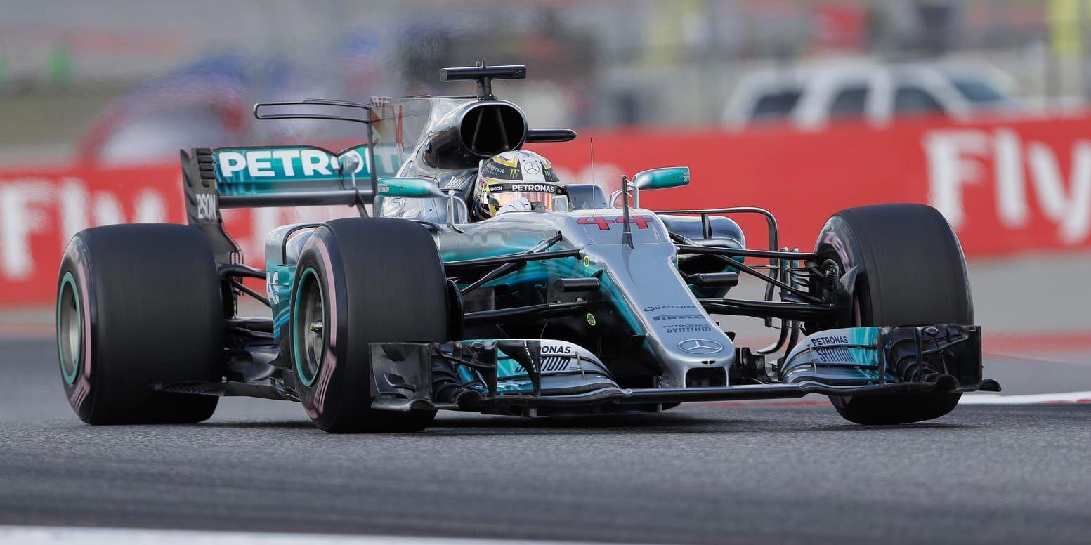 Lewis Hamilton är ännu en gång i pole position. Under söndagskvällen kan F1-titeln säkras, men då måste Sebastian Vettel göra en rejäl miss.