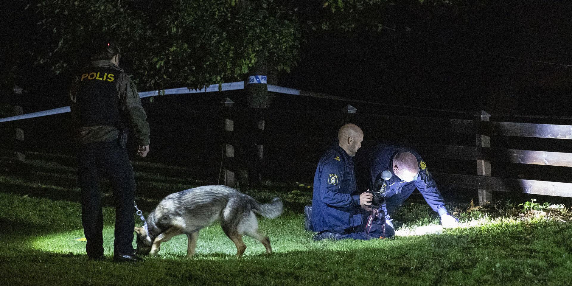 Polisen söker med hund i ett villaområde i Kristianstad där ett grovt rån misstänks ha begåtts i en villa. En man i 20-årsåldern är anhållen misstänkt för brottet.