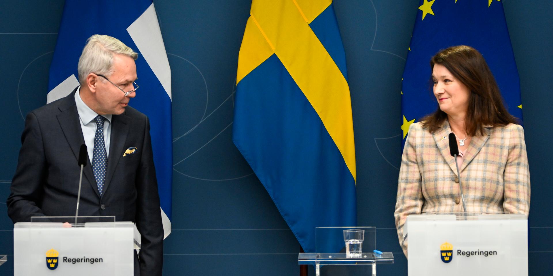 STOCKHOLM 20220202Finlands utrikesminister Pekka Haavisto och Sveriges utrikesminister Ann Linde under en gemensam pressträff efter samtal om säkerhetsläget i Europa.Foto: Anders Wiklund / TT / kod 10040