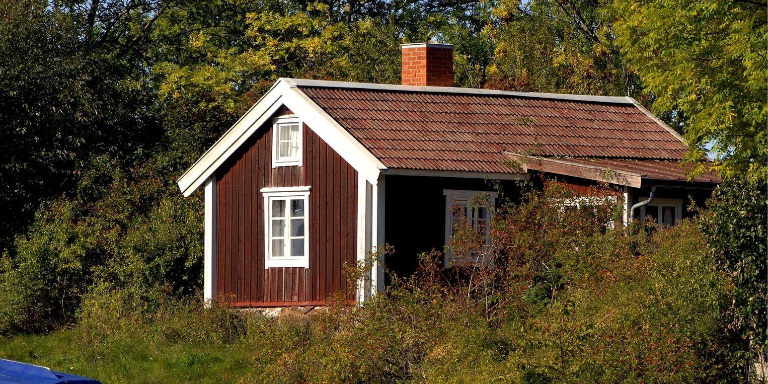Ett rött hus med vita knutar är fortfarande mångas bild av hur ett fritidshus ska se ut. Arkivbild.