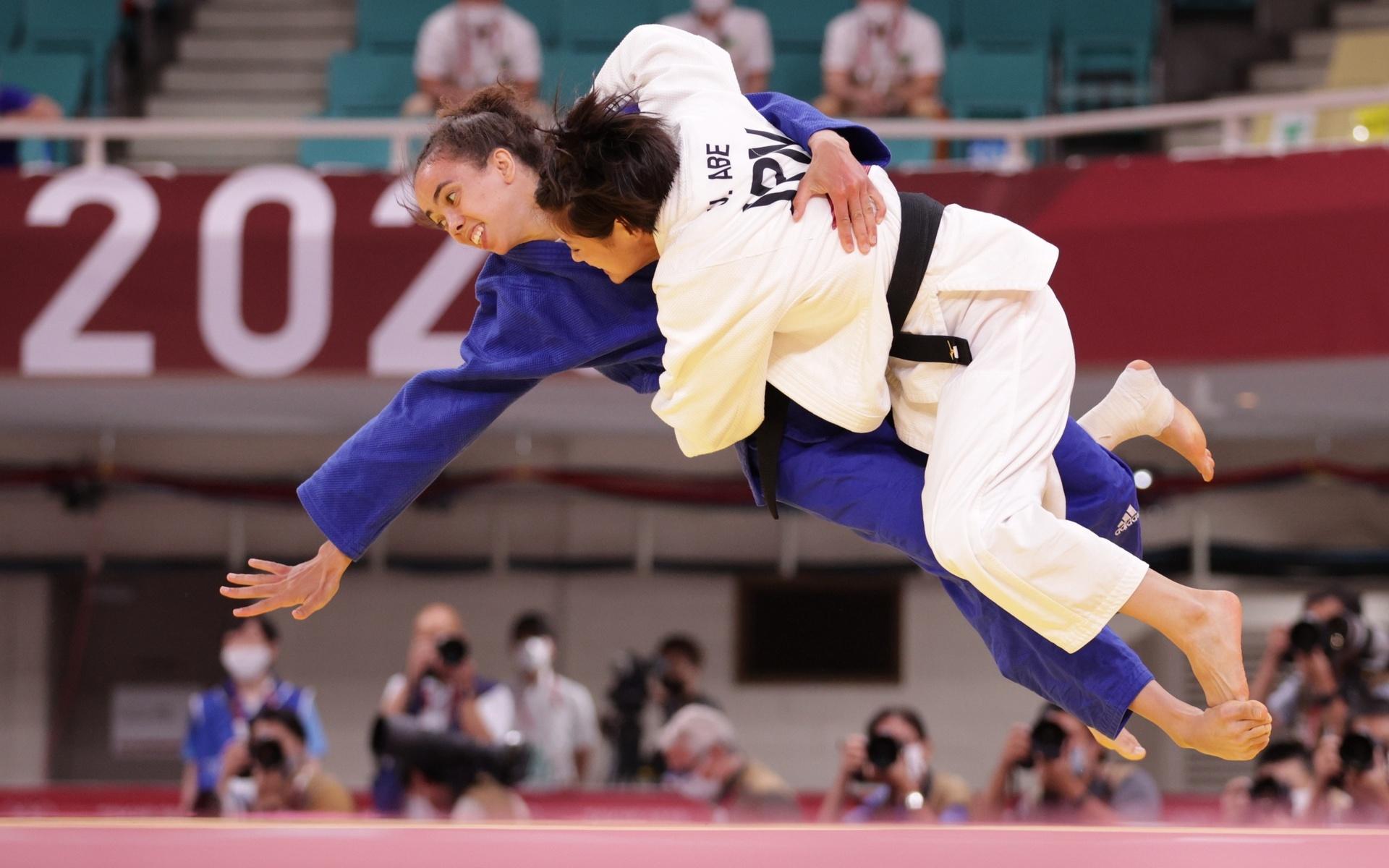 Storbritanniens Chelsie Giles möter Japans Uta Abe i judo.
