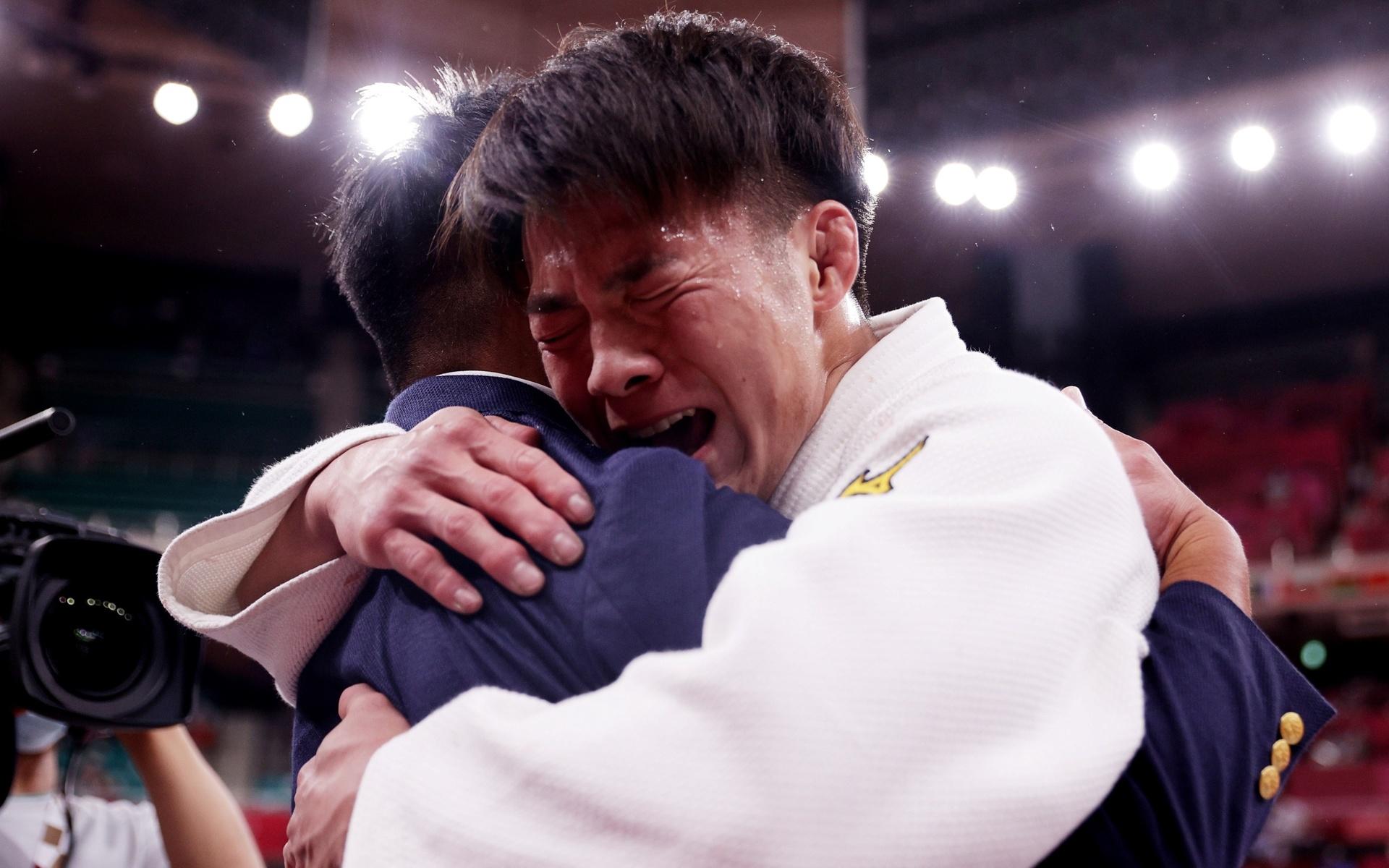Japans Hifumi Abe firar guldmedalj i judo.