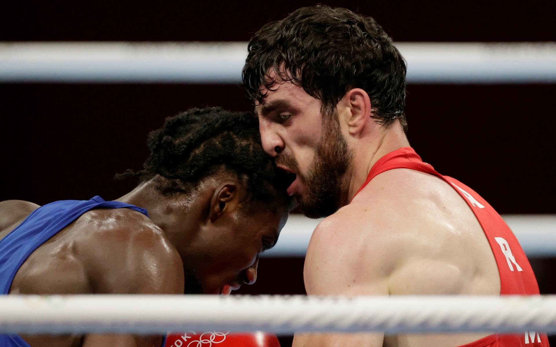 Armeniens Hovhannes Bachkov i boxningsmatchen mot Alston Ryan från Antigua och Barbuda.