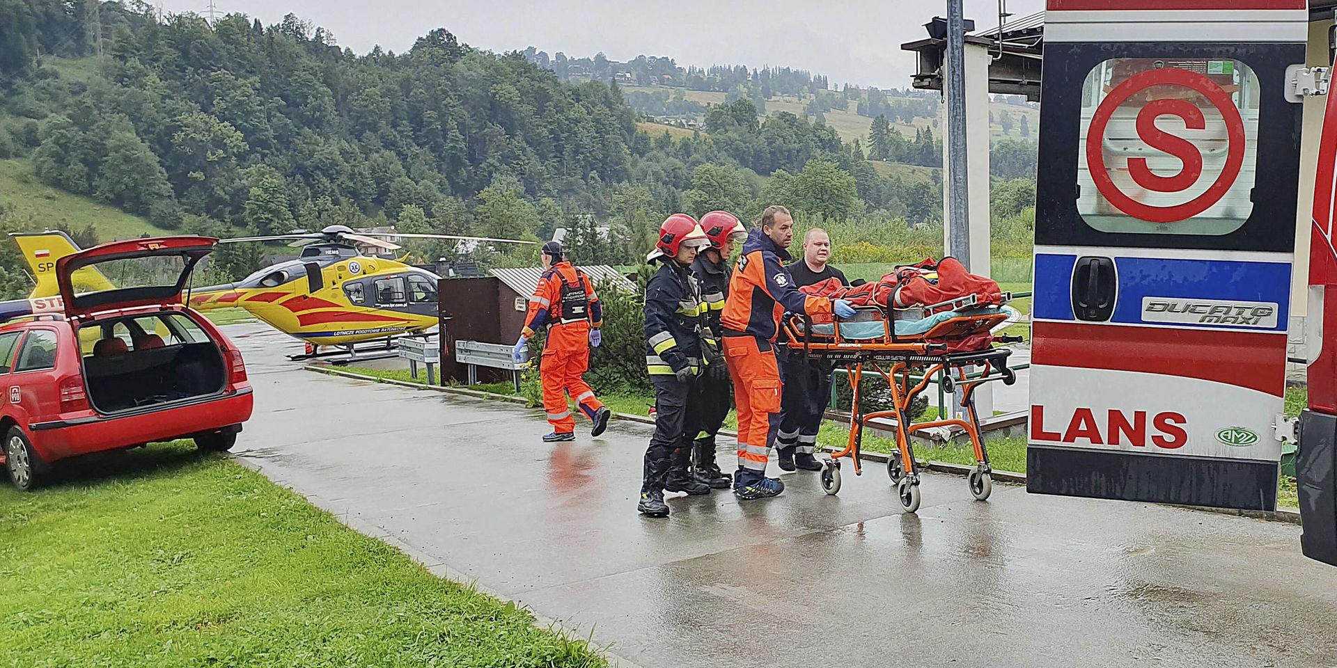 Flera personer har omkommit i ett blixtrande oväder i Tatrabergen.