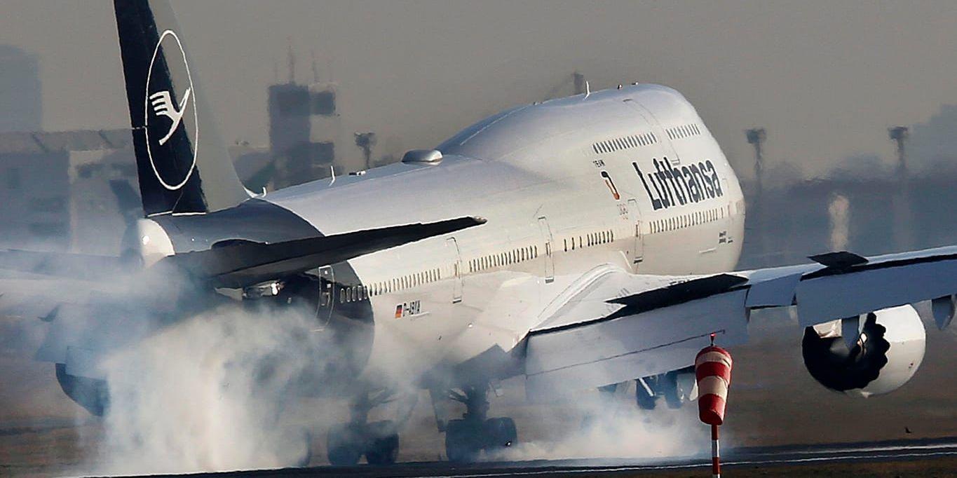 Lufthansas aktie sjunker efter att bolaget sänkt sin vinstprognos.