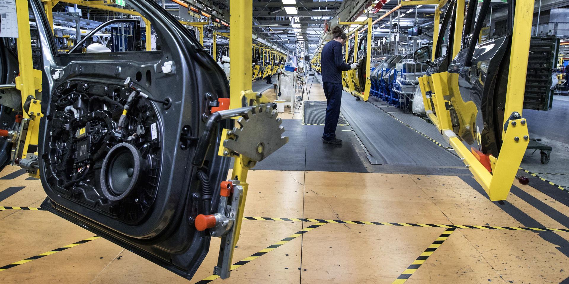 Tappar vår industri i konkurrenskraft riskerar vi att halka efter – och kanske aldrig komma ikapp, skriver Fredrik Persson. Bild från monteringsfabriken på Volvo Cars i Torslanda, Göteborg.