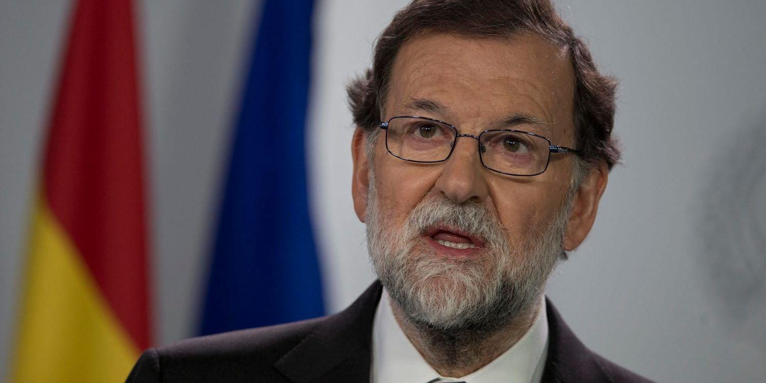 Spaniens premiärminister Mariano Rajoy (PP) meddelar att han upplöser det katalanska parlamentet och utlyser nyval den 21 december.