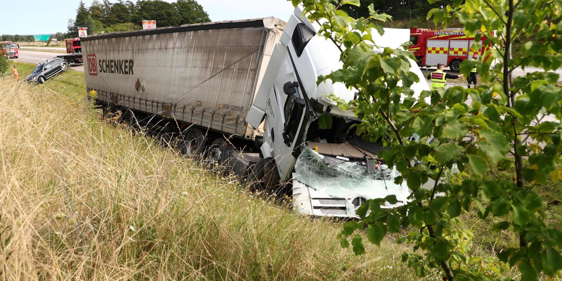 En personbil, en lastbil och en hästtransport var inblandade i den första olyckan. I den andra olyckan var sex personbilar och en lastbil inblandade. 