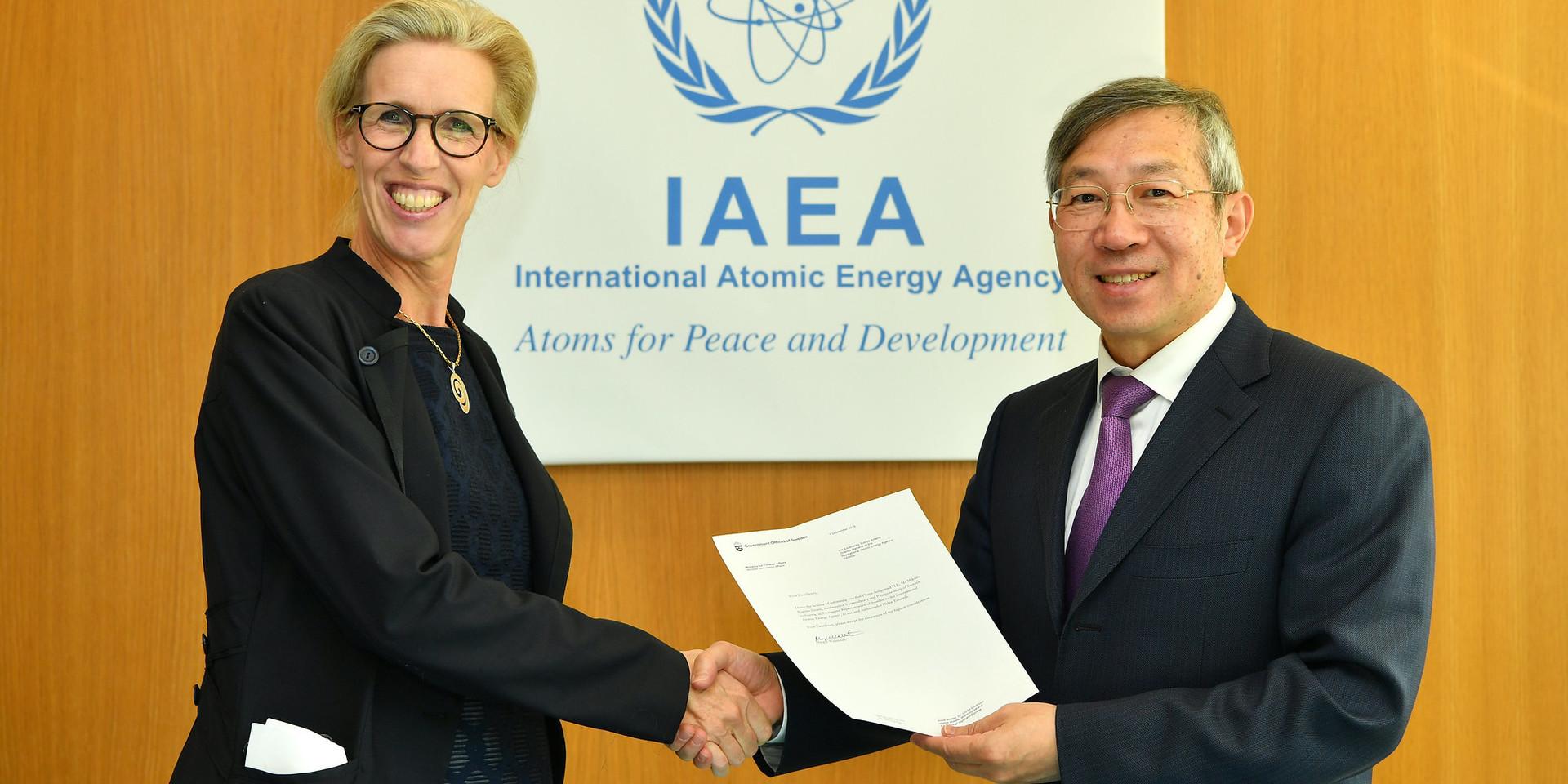 Mikaela Kumlin Granit och generaldirektören Dazhu Yang, på IAEA i Wien. 