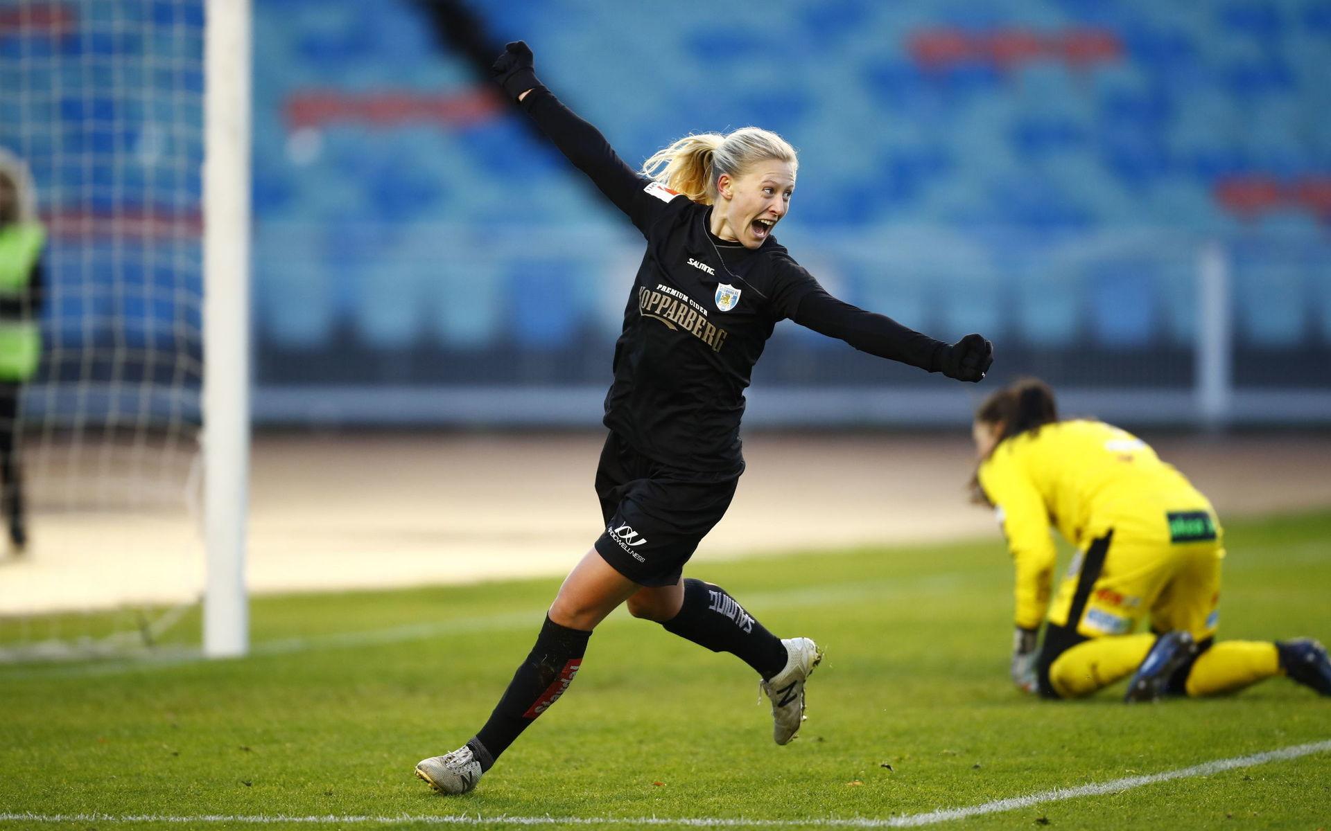 Rebecka Blomqvist jublar efter sitt 3-2 mål