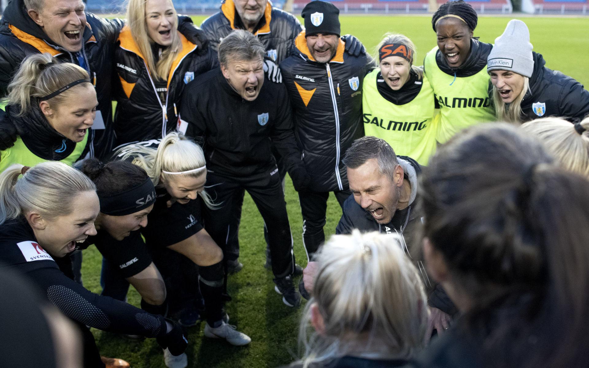 Jörgen Ericson, Markus Lantz och spelarna i FC Göteborg jublar efter lördagens fotbollsmatch i damallsvenskan mellan Kopparberg/Göteborg FC och FC Rosengård på Ullevi. 
