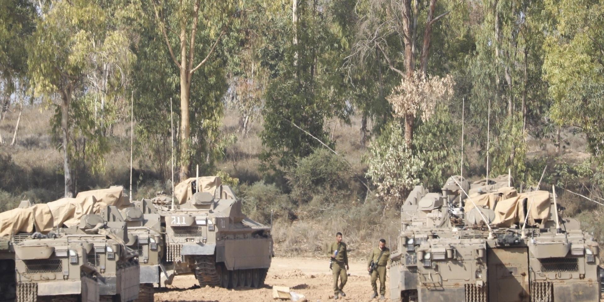 Israeliska soldater och pansarfordon nära gränsen till Gazaremsan på torsdagen. 