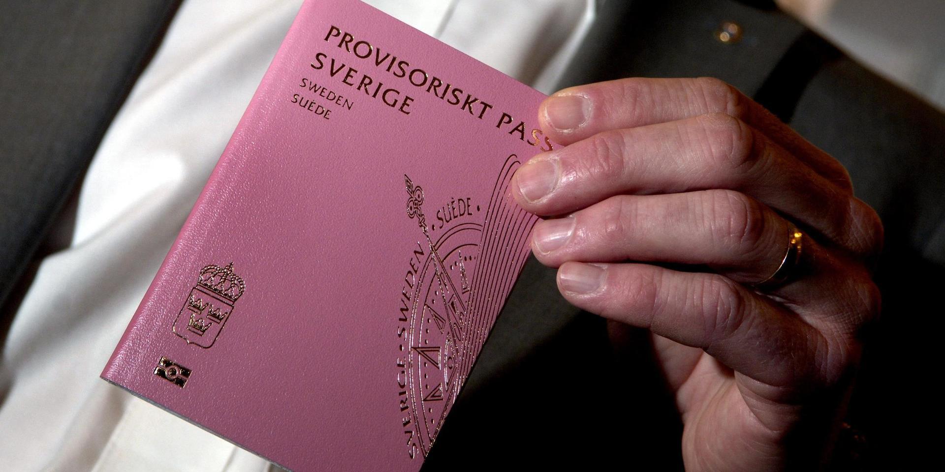 Högt tryck på provisoriskt pass på Landvetter flygplats. Under söndagen nådde Gränspolisen sin maxkapacitet klockan 10.00.