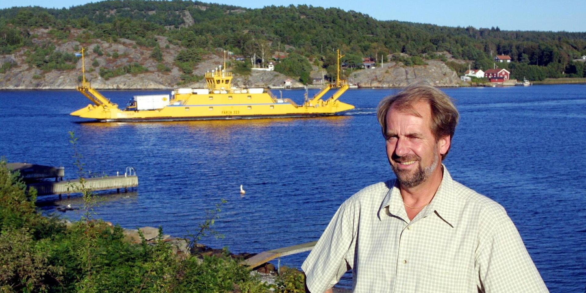 September 2002: Bengt Johansson (C) som fick igenom sin motion om en folkomröstning om bro till Svanesund. Färjan mellan Svanesund och Kolhättan i bakgrunden.