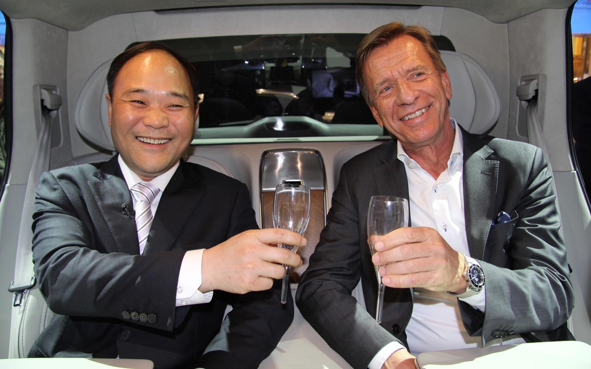 Geely-koncernens huvudägare Li Shufu, här tillsammans med Volvo Cars vd Håkan Samuelsson.
