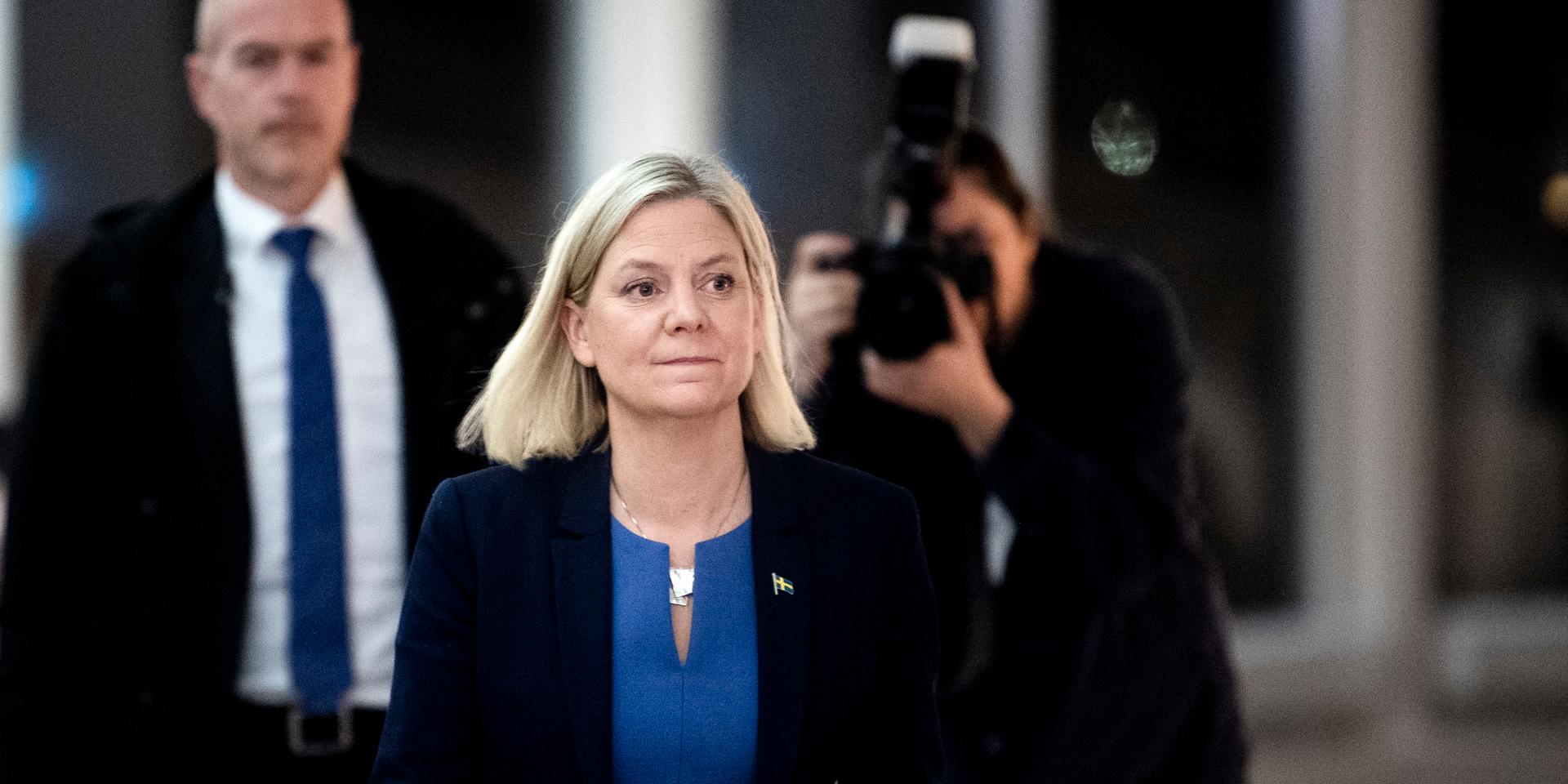 Sveriges nyvalda statsminister Magdalena Andersson (S) på väg till pressträffen där hon meddelar sin avgång då Miljöpartiet hoppat av regeringen innan den hunnit tillträda.