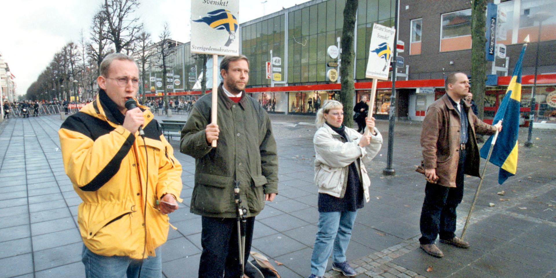 Sverigedemokraterna har torgmöte i Trollhättan i november 1997. 