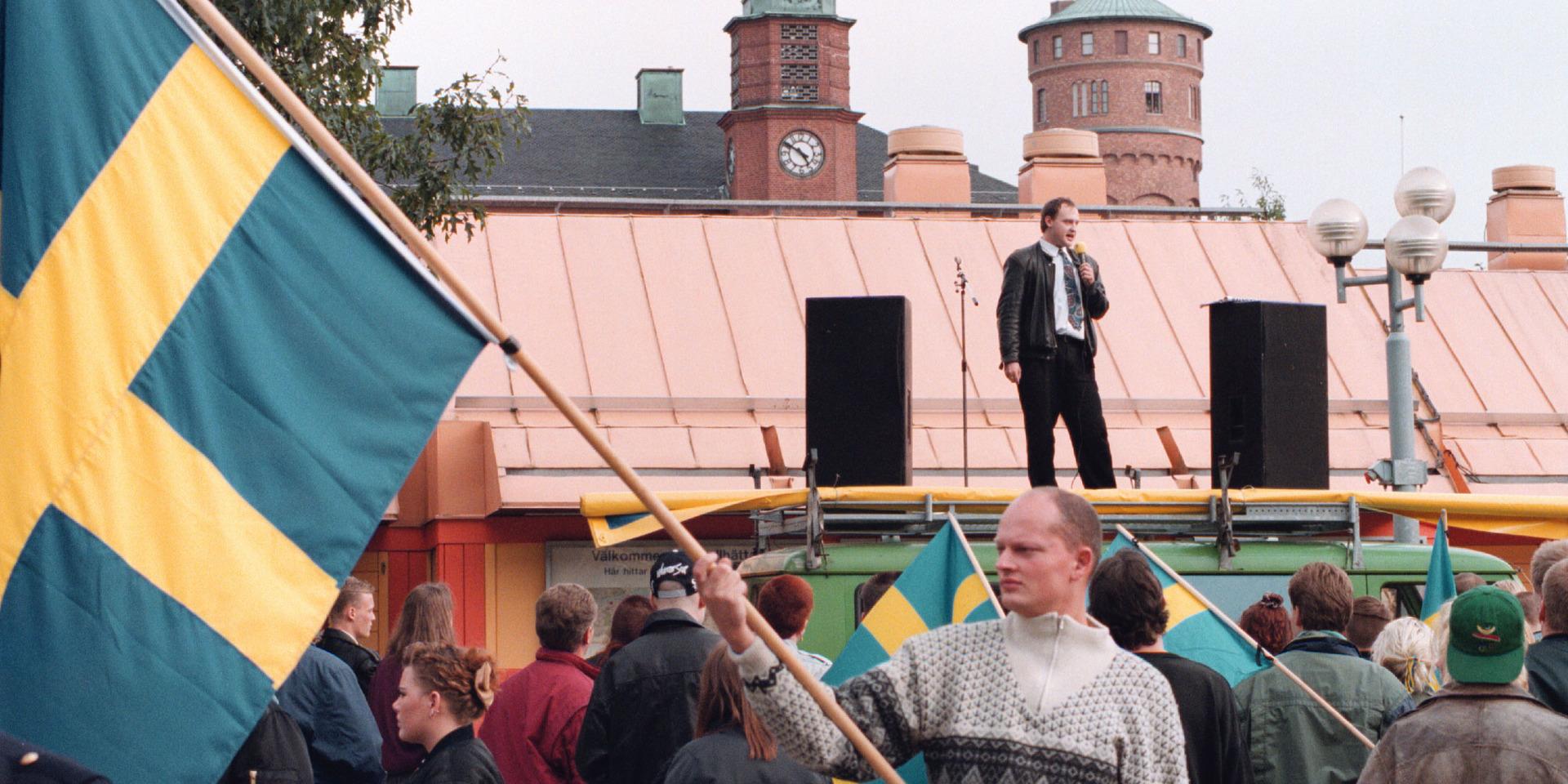 Sverigedemokraternas förste partiledare Anders Klarström talar vid ett möte i mitten på 90-talet. 