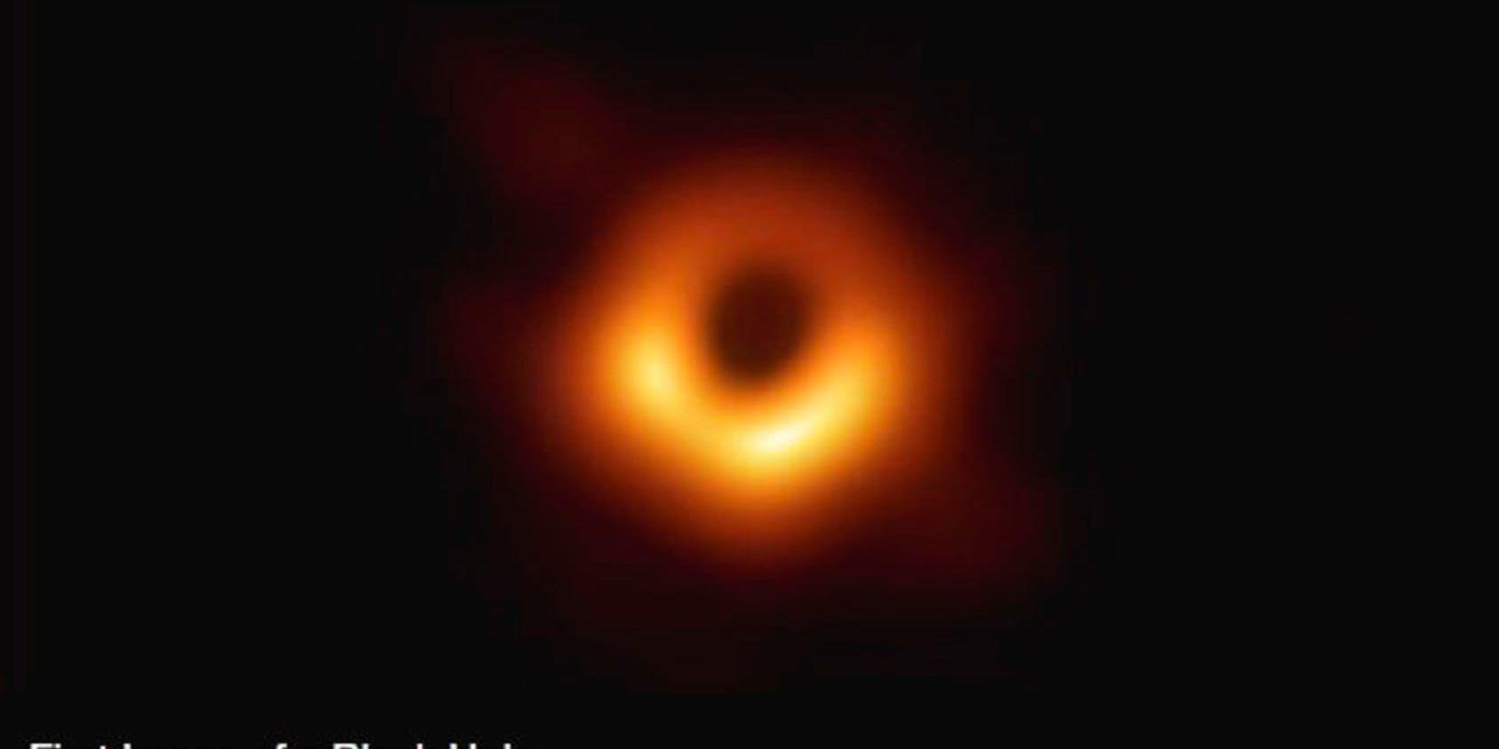 Den historiska första bilden från ett svart hål. Ett enormt vetenskapligt genombrott som kan leda till ett Nobelpris i fysik.