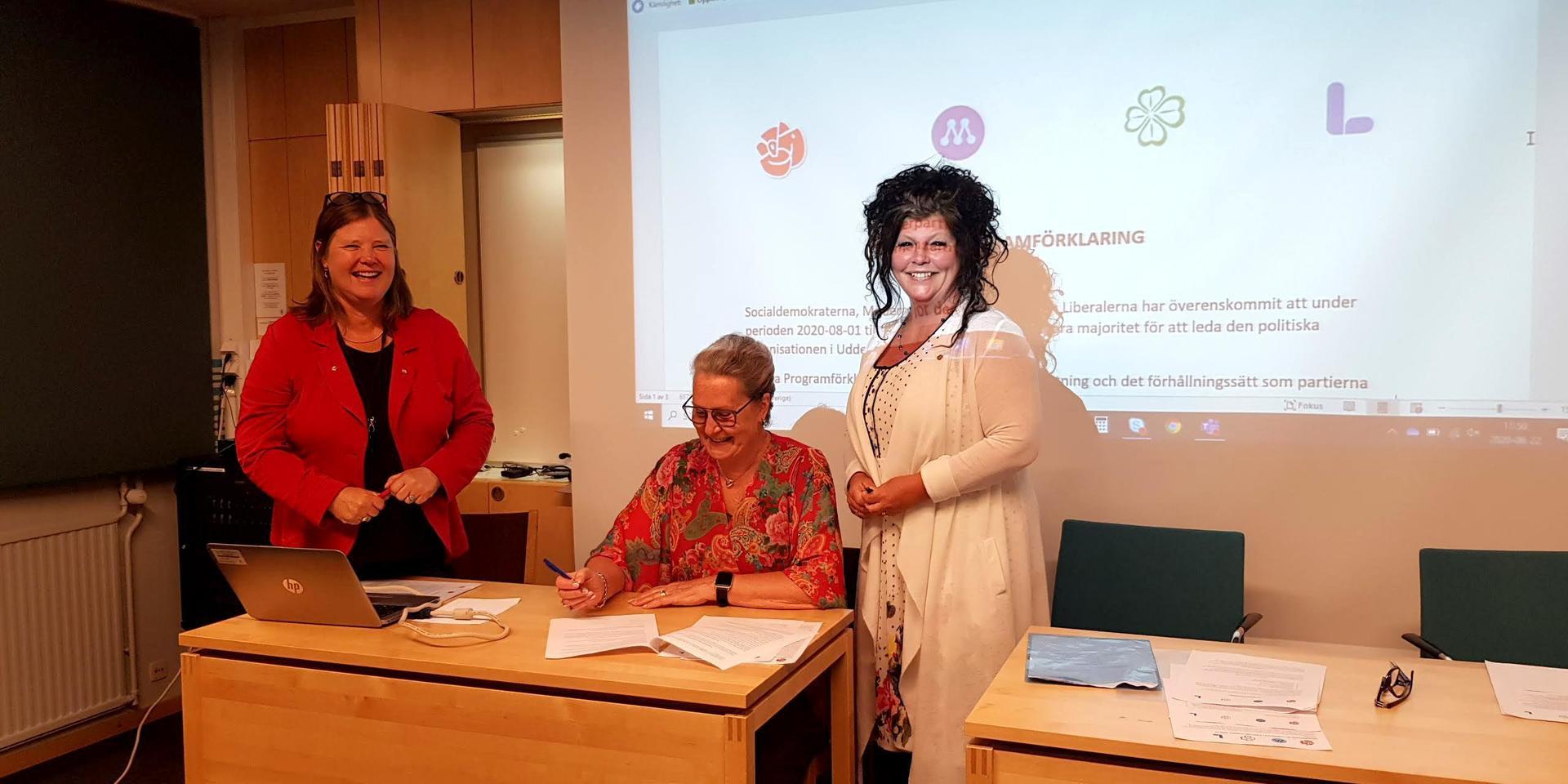 Ny majoritet i Uddevalla kommun skriver under programförklaring. Från vänster:  Anna-Lena Heydar (S), Monica Bang Lindberg (L), Camilla Johansson (C).