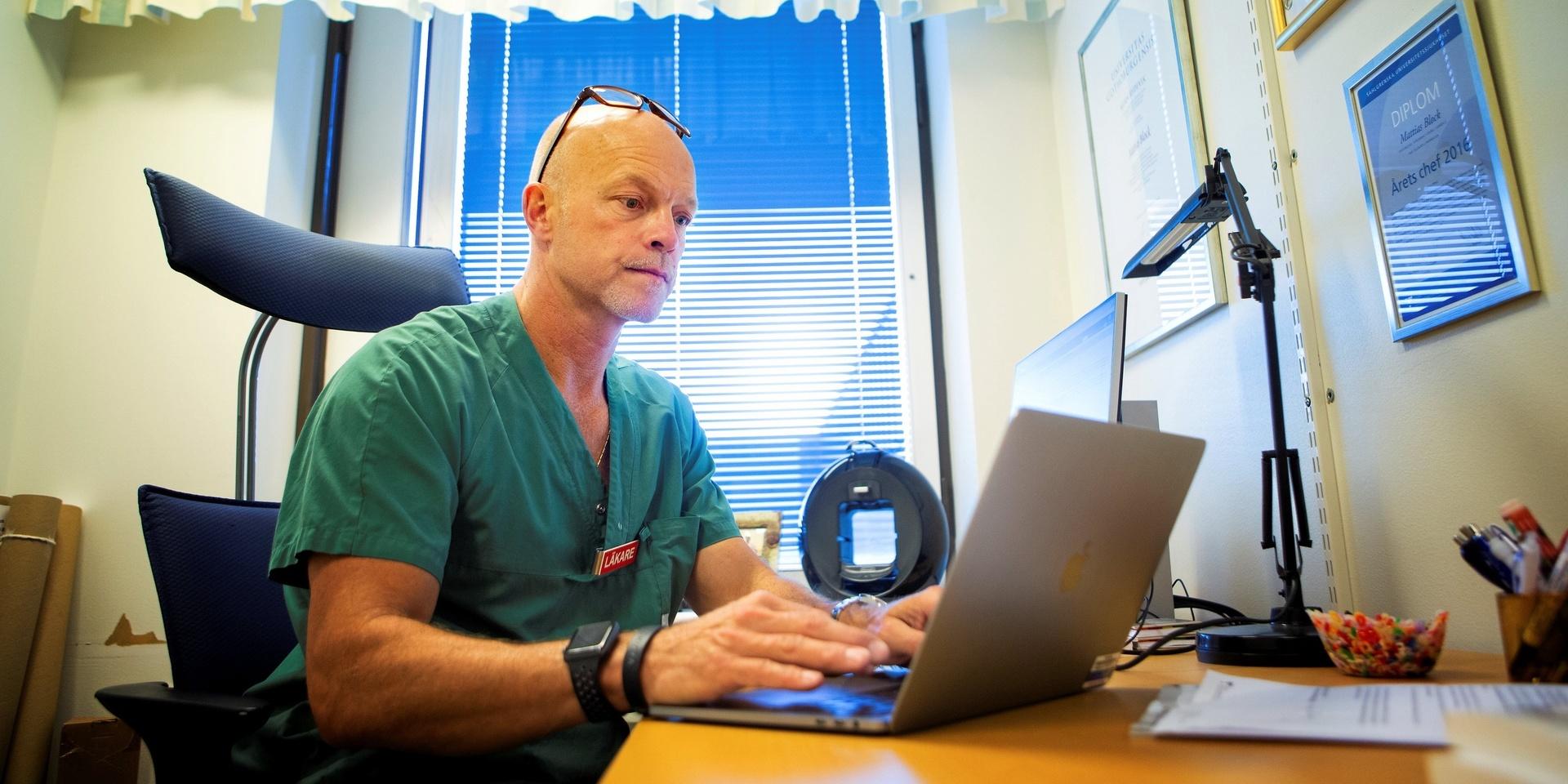 Cancerläkaren Mattias Block på sitt kontor på Östra sjukhuset.