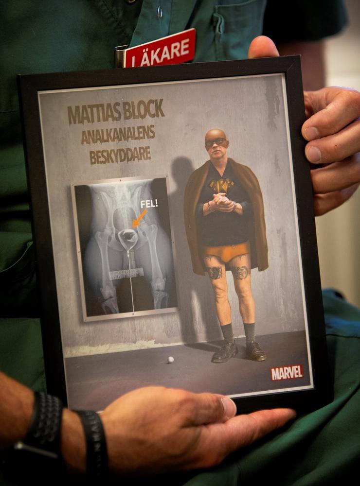 Tavla som visar texten ”Mattias Block, analkanalens beskyddare”.