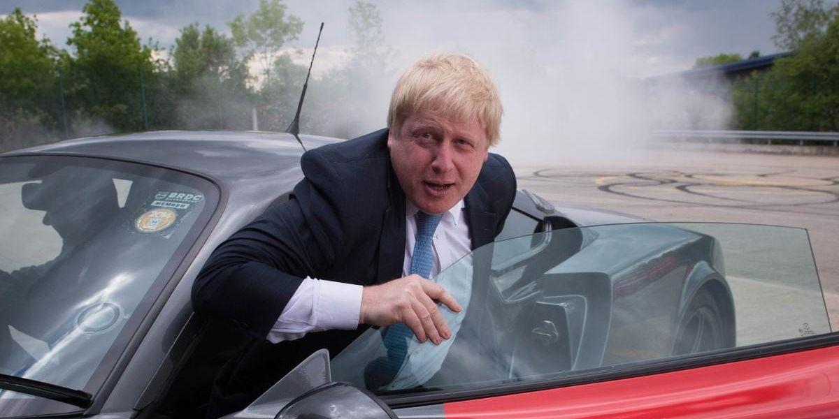Boris vill ha Brexit. Brexit skulle öppna för omprövade EU-medlemskap i fler länder. Här ser vi Boris Johnson hoppa ur en Ginetta efter att bolagets vd Lawrence Tomlinson gjort några "doughnuts" på banan.