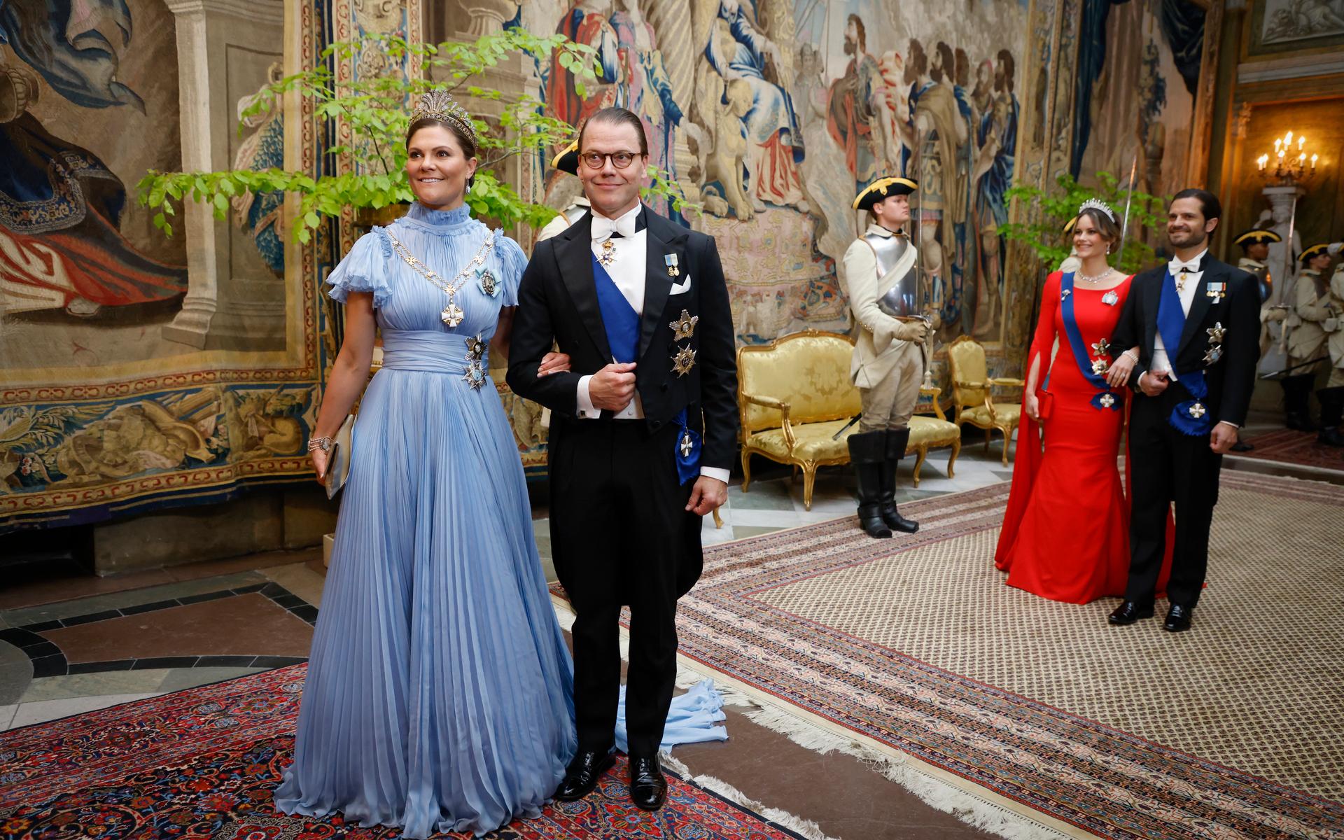 Kronprinsessan Victoria, prins Daniel, prinsessan Sofia och prins Carl Philip anländer till galamiddagen på Stockholms slott för det finska presidentparet.