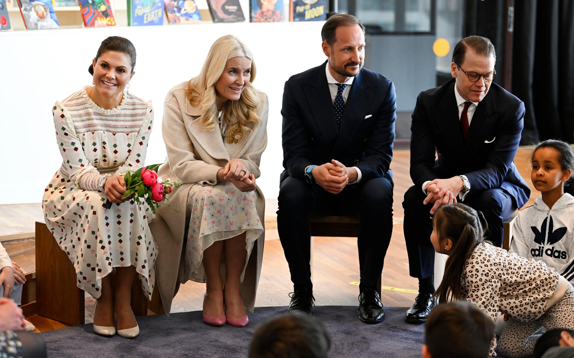När norska kronprinsparet kronprinsessan Mette-Marit och kronprins Haakon var på besök hann de med ett besök på kulturhuset för att prata böcker med barn tillsammans med kronprinsessan Victoria, och prins Daniel.