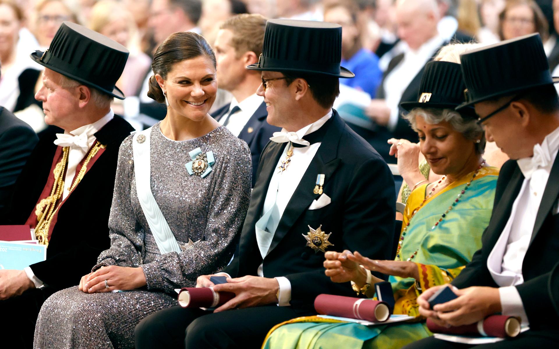 I slutet av april blev prins Daniel   hedersdoktor vid Karolinska institutet under en promoveringsceremoni i Stockholms stadshus. Även Dr. Soumya Swaminathan samt professor Shinhiro Takeda (till höger) utsågs till hedersdoktorer vid samma tillfälle. Kronprinsessan var med vid utnämningen.