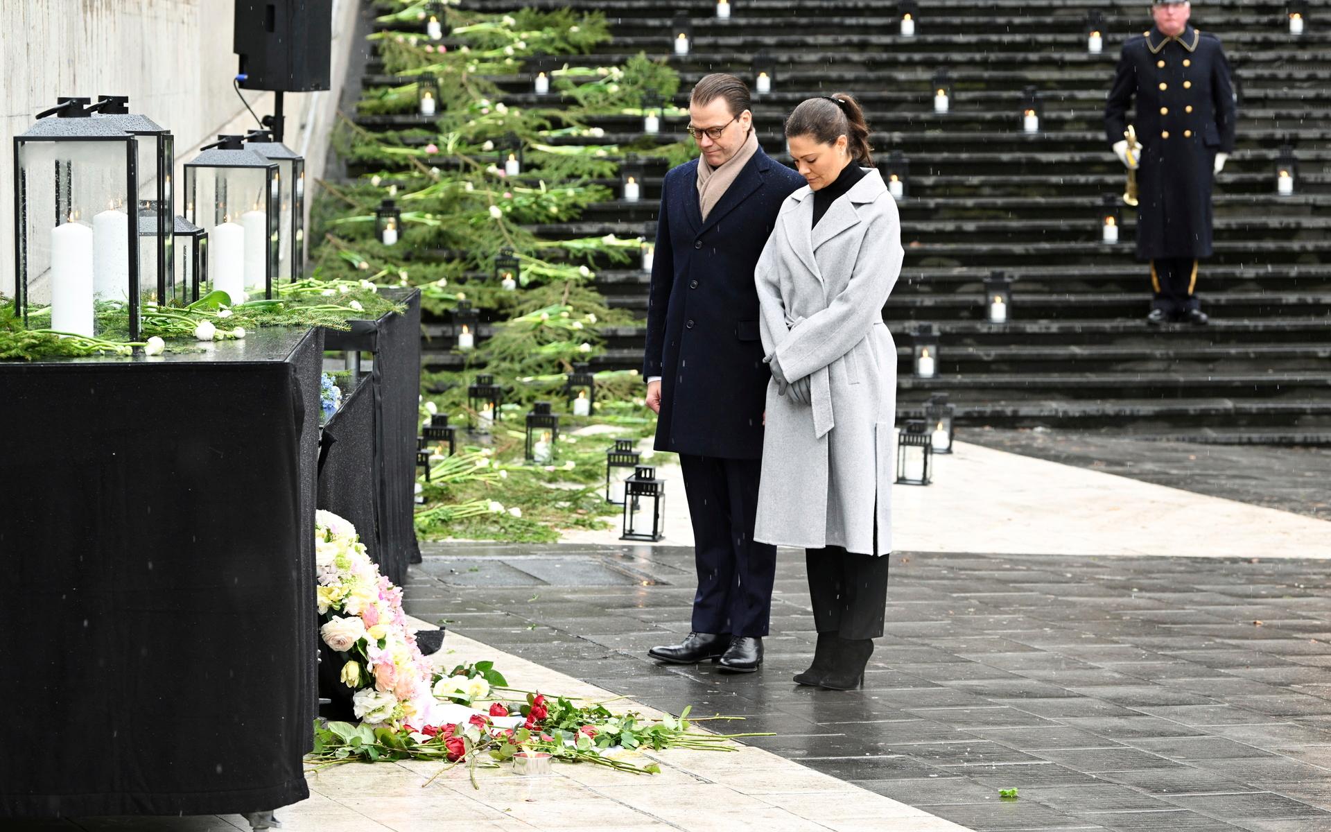 Den sjunde april var det fem år sedan terrorattentatet på Drottninggatan i Stockholm. Prins Daniel och kronprinsessan Victoria la blommor vid en minnesstund på Sergels torg.